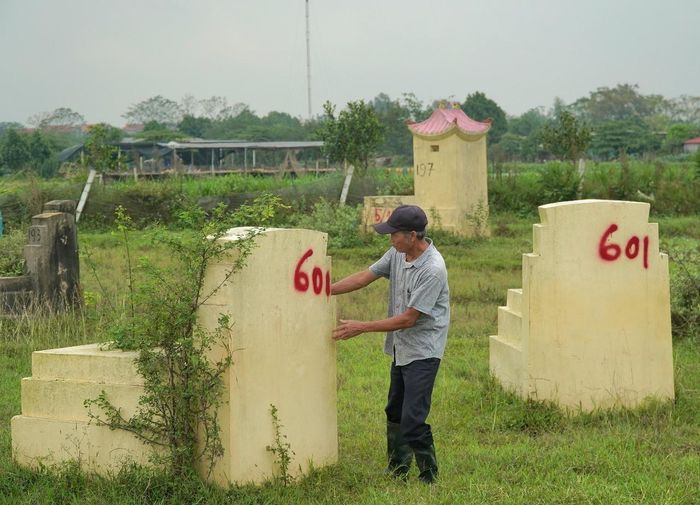  Khoảng 14.600 phần mộ trên địa bàn 6 huyện và một quận của Hà Nội sẽ phải di dời để phục vụ thi công vành đai 4. Địa phương đang kiểm đếm, vận động người dân di dời mồ mả để có mặt bằng làm đường. 