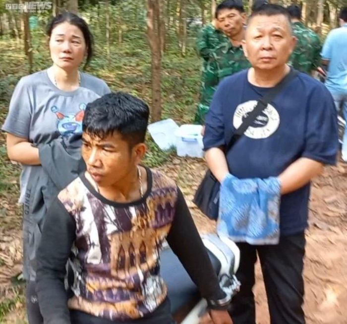 Lien BanXayNha (giữa) bị bắt giữ khi dẫn 2 người Trung Quốc xuất cảnh trái phép từ Việt Nam sang Lào.