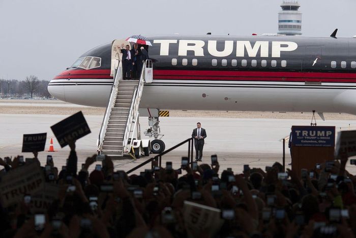  Và một trong số đó, chiếc Boeing 757 với biệt danh Trump Force One đã trở nên nổi tiếng và trở thành biểu tượng tranh cử năm 2016 của cựu tổng thống. 
