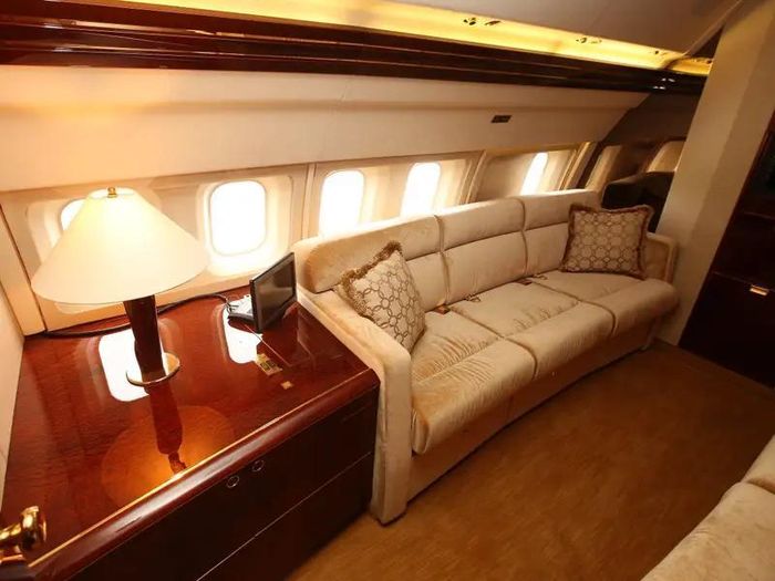  Chiếc máy bay còn có một số phòng ngủ cho khách, một phòng xem phim riêng và hai sofa có thể chuyển thành giường đôi. 