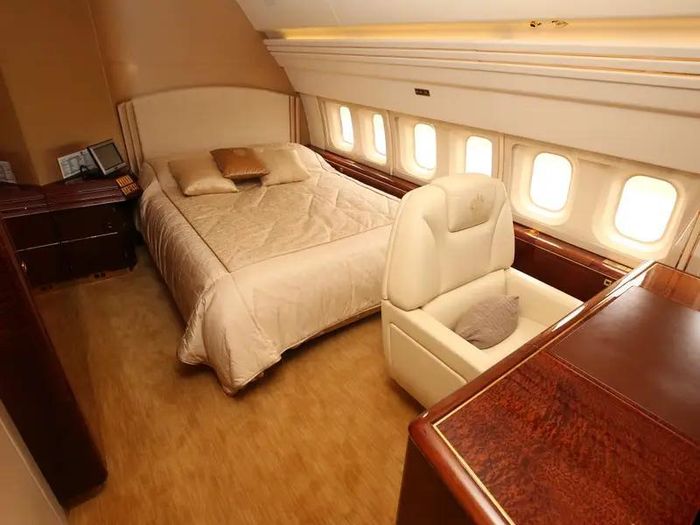 Riêng vị chủ nhân của chiếc phi cơ - cựu Tổng thống Donald Trump - có một phòng ngủ master với tủ đồ, giường, hệ thống giải trí và bàn làm việc cá nhân.