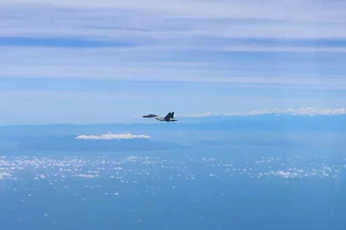 Một máy bay chiến đấu của lực lượng không quân thuộc Bộ Tư lệnh Chiến khu miền Đông PLA tham gia tuần tra an ninh sẵn sàng chiến đấu quanh đảo Đài Loan. Ảnh: chinamil.com.cn