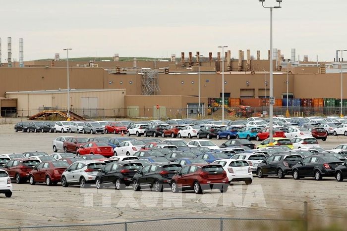 Các mẫu xe Chevrolet Sonic và Bolt EUV tại bãi đỗ bên ngoài một nhà máy lắp ráp của General Motors (GM) ở bang Michigan, Mỹ. Ảnh: AFP/TTXVN