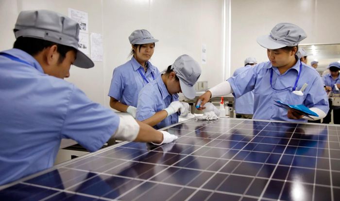 Các nhân viên của JA Solar lau chùi module năng lượng mặt trời tại nhà máy ở Thượng Hải, Trung Quốc, ngày 19/9/ 2011. Ảnh: San Jose Mercury News/MCT