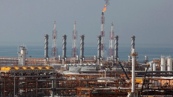 Nhà máy lọc dầu được xây dựng một phần tại mỏ khí đốt South Pars, Iran vào năm 2014. Ảnh: AP