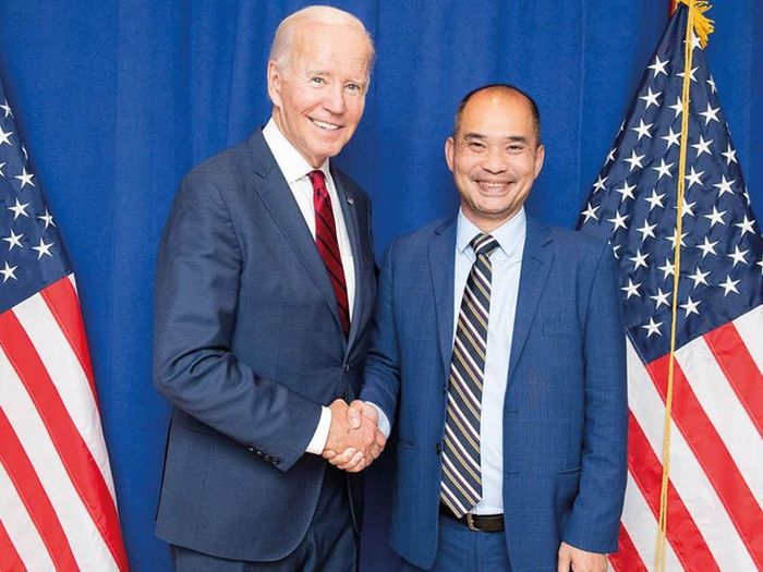 Anh Phạm Tuấn Anh và Tổng thống Mỹ Biden. Ảnh: NVCC 