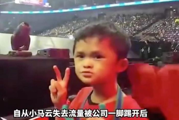  Little Fan lần đầu tiên nổi lên vào năm 2015 khi người anh họ lớn tuổi của cậu đăng một bức ảnh của cậu lên mạng. Ảnh: Weibo. 