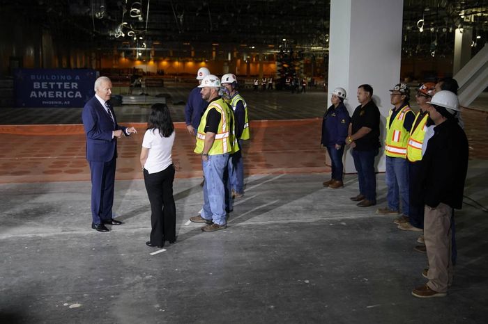  Tổng thống Joe Biden cùng nhiều quan chức khác tham quan nhà máy TSMC tại Phoenix. Ảnh: AP. 
