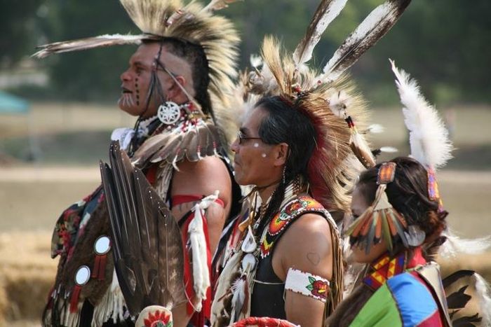 Người Mỹ da đỏ mặc trang phục chuẩn bị biểu diễn một điệu nhảy truyền thống. (Ảnh: National Park Service)