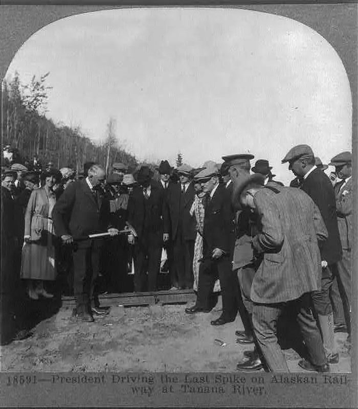 Trước khi Alaska là một tiểu bang, đường sắt đã được hoàn thành vào 7/1923 dưới thời tổng thống Warren G. Harding. Tại thời điểm đó, đường sắt được xem như một cú nhọn vàng trên mặt đất tại thành phố Nenana. Ảnh: Library of Congress. 