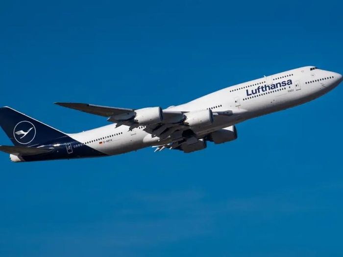  Chiếc máy bay 4 động cơ đáng tin cậy này đã cách mạng hóa ngành hàng không và trải nghiệm du lịch hàng không bằng khả năng chở tới 500 hành khách trong một chuyến đi, tạo ra khoang hành khách rộng rãi và thoải mái hơn, đồng thời cho phép các hãng bay cung cấp vé đường dài với chi phí thấp hơn. Một số hãng hàng không vẫn sử dụng máy bay này cho các chuyến bay chở khách như Lufthansa, Korean Air và Air China. Tuy nhiên, 747 ngày càng bị thất sủng. Ảnh: Markus Schmal. 