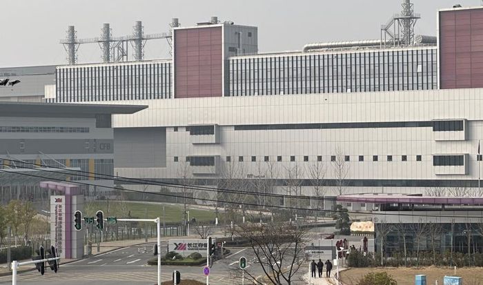Việc xây dựng nhà máy thứ hai ở tỉnh Hồ Bắc, Trung Quốc của YMTC bị đình trệ do cấm vận của Mỹ - Ảnh: Nikkei Asia