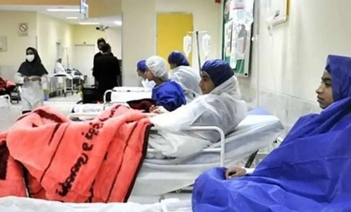 Các nữ sinh ở một trường học tại Iran được điều trị trong bệnh viện sau vụ tấn công nghi bằng khí độc. (Nguồn: UK Daily News)
