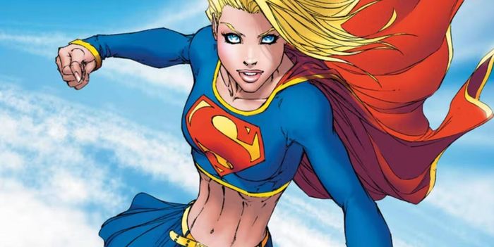  Nữ siêu anh hùng thứ hai phải kể đến trong danh sách là Supergirl, em họ người Kryptonian của Superman. Cô được biết đến với biệt danh Girl of Steel và có đầy đủ siêu năng lực giống Superman như sức mạnh, tốc độ, hơi thở băng giá và các giác quan siêu nhạy bén. Cô bé vẫn đang trên con đường tìm tòi giới hạn cho các khả năng của mình. Trên phương diện nào đó, điều này khiến Supergirl còn nguy hiểm hơn cả người anh họ. Kara Zor-El được cha mẹ gửi đến Trái Đất khi hành tinh Krypton quê hương của cô bị phá hủy hoàn toàn trong Action Comics #252 vào năm 1952. 