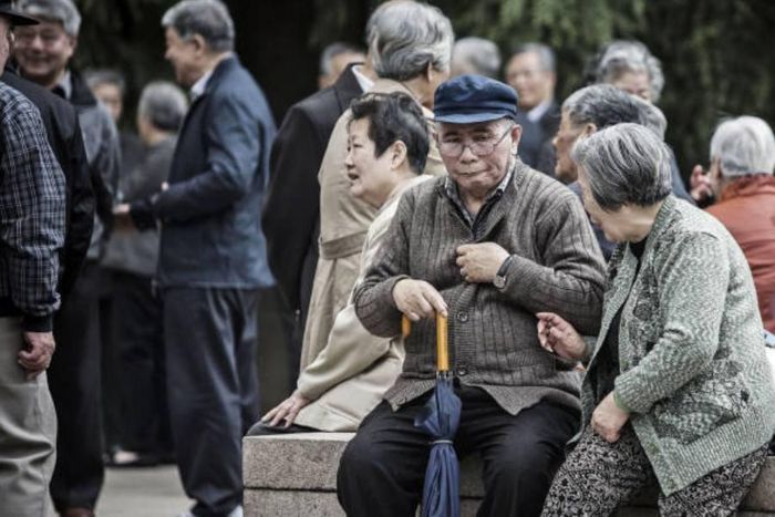 Người già trong một công viên ở Thượng Hải. Vào năm ngoái, bình quân 2,26 người trong độ tuổi lao động Trung Quốc hỗ trợ cho mỗi người già ở nước này Ảnh: Bloomberg