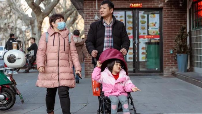 Chính phủ Trung Quốc đang cố gắng khuyến khích các cặp vợ chồng sinh con bằng hỗ trợ tiền mặt và ngày nghỉ chăm con - Ảnh: Getty Images