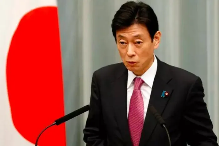 Bộ trưởng Bộ Kinh tế, Thương mại và Công nghiệp Nhật Bản Yasutoshi Nishimura thông báo việc quản chế xuất khẩu thiết bị sản xuất chip(Ảnh: Hk01).