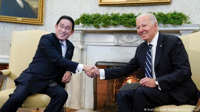 Thủ tướng Nhật Fumio Kishida gặp Tổng thống Mỹ Joe Biden tại Nhà Trắng hôm 13/1/2023 (Ảnh: AP).