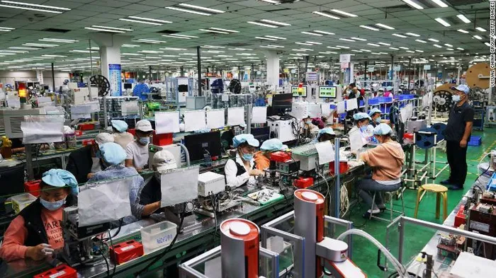 Sự gián đoạn do đại dịch Covid-19 tại nhà máy Foxconn ở thành phố Trịnh Châu, tỉnh Hà Nam, Trung Quốc trong năm 2022 là một trong những nguyên nhân khiến Apple đẩy mạnh đa dạng hóa chuỗi cung ứng ra ngoài quốc gia này. Ảnh: CNN