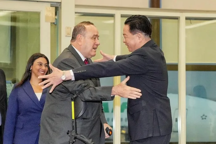  Tổng thống Guatemala Alejandro Giammattei (trái) gặp người đứng đầu cơ quan đối ngoại Đài Loan Joseph Wu ngày 24/4. Ảnh: Cơ quan đối ngoại Đài Loan. 