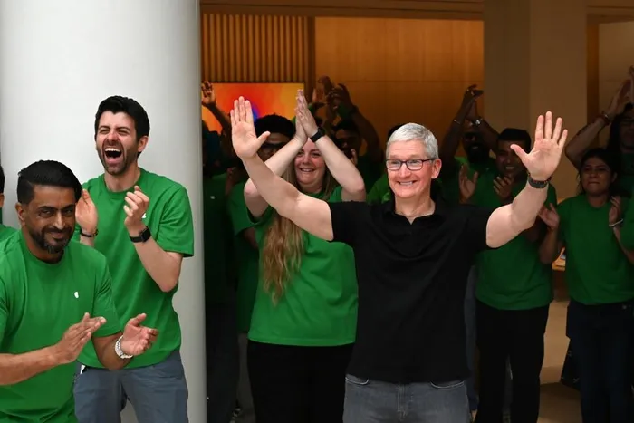  CEO Apple Tim Cook đứng đón khách hàng vào Apple Store ở Ấn Độ hồi tháng 4. Ảnh: Prakash Singh. 