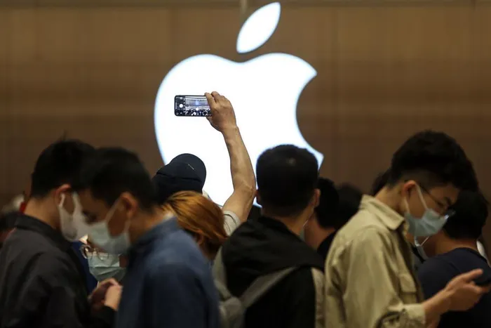 Khách hàng tại một cửa hàng Apple ở Trung Quốc - Ảnh: Getty Images
