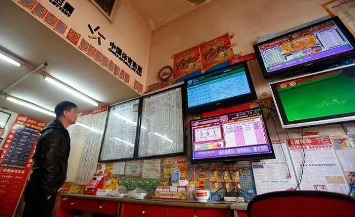 Một khách hàng nhìn vào màn hình hiển thị thông tin xổ số tại một cửa hàng bán vé số ở Thượng Hải. Ảnh: Reuters