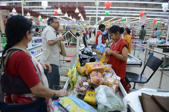 Người dân mua sắm tại một siêu thị ở Hyderabad, Ấn Độ. Ảnh: AFP/TTXVN