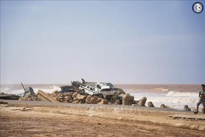 Các phương tiện bị nước lũ cuốn trôi trong bão Daniel tại Derna, miền Đông Libya, ngày 11/9. Ảnh: THX/TTXVN