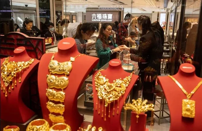 Khách du lịch Trung Quốc mua vàng miếng và phụ kiện bằng vàng tại LukFook, một cửa hàng trang sức ở Hong Kong.