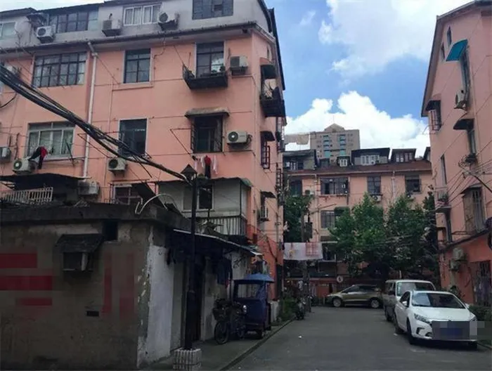 Căn phòng cô Lưu thuê chỉ có 50m2 trong khi anh trai ở nhà cao cửa rộng lại được cả 4 căn hộ. 