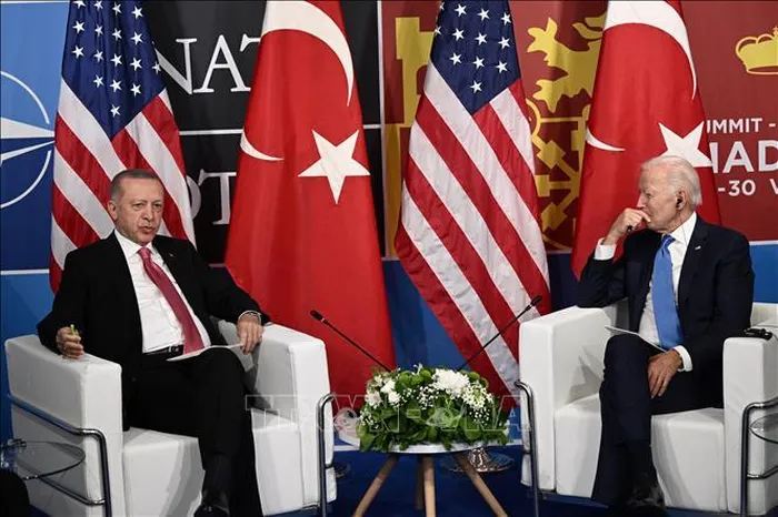 Tổng thống Thổ Nhĩ Kỳ Recep Tayyip Erdogan (trái) và Tổng thống Mỹ Joe Biden tại cuộc gặp bên lề Hội nghị thượng đỉnh NATO ở Madrid, Tây Ban Nha, ngày 29/6/2022. Ảnh tư liệu: AFP/TTXVN
