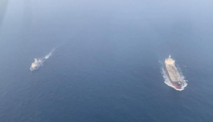 Tàu MV Chem Pluto đang được tàu của Lực lượng Bảo vệ bờ biển Ấn Độ (ICG) hộ tống. Ảnh cắt từ clip của INDIAN COAST GUARD