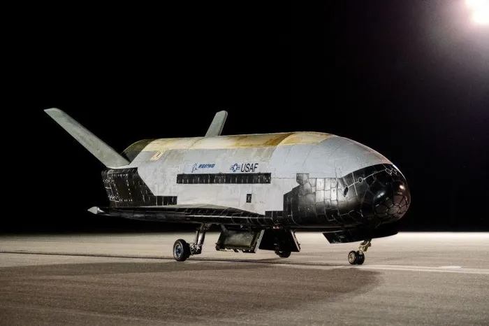  Phương tiện thử nghiệm quỹ đạo X-37B kết thúc sứ mệnh thành công thứ sáu vào năm 2022. Ảnh: Lực lượng Không gian Mỹ 