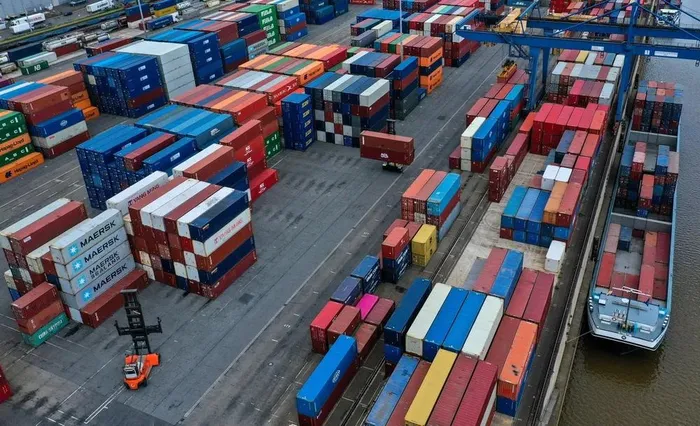  Các container hàng hóa tại cảng Duisburg, Đức ngày 13/7/2023. (Ảnh: AFP/TTXVN) 