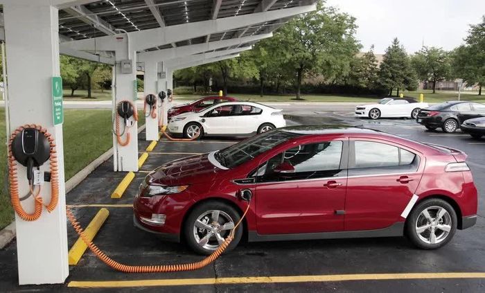  Dự kiến trong năm nay, thị phần xe điện tại Mỹ sẽ tăng thêm 2,5%. Ảnh: Reuters. 