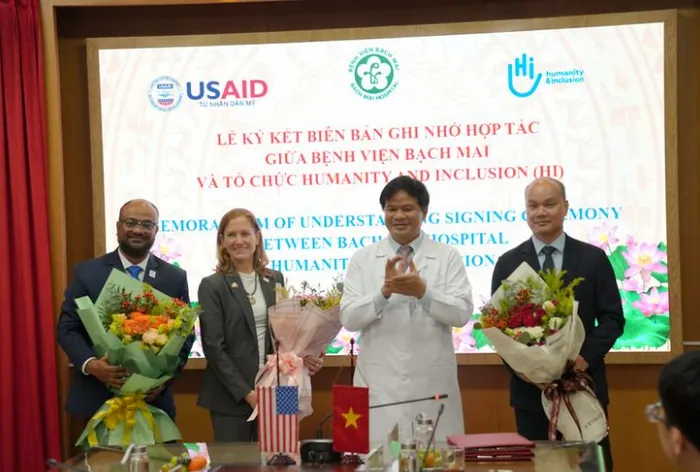 PGS, TS Đào Xuân Cơ, Giám đốc Bệnh viện Bạch Mai và các đại biểu tại lễ ký kết. Ảnh: Đại sứ quán Mỹ tại Việt Nam.