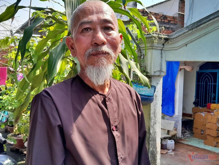 Ông Tuấn từ Mỹ về Việt Nam, sống tại nhà mẹ ruột ở Hóc Môn. Ảnh: Ngọc Lài