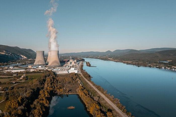 Theo IEA, việc tăng công suất năng lượng tái tạo và thời kỳ phục hưng hạt nhân toàn cầu sẽ cung cấp nhiều nguồn năng lượng phát thải thấp hơn trong ba năm tới.