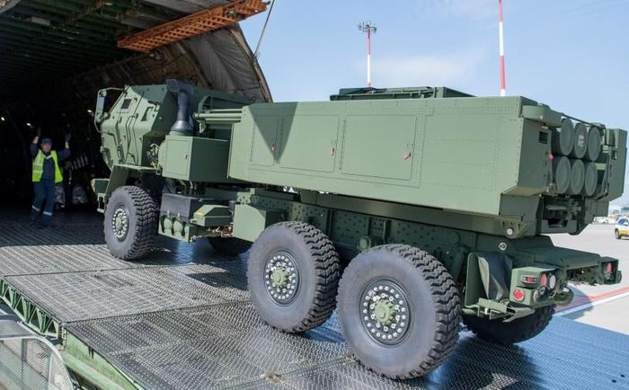 Xe phóng tên lửa HIMARS, do Lockheed (Mỹ) sản xuất, được chuyển xuống từ máy bay vận tải Antonov An-125 tại sân bay ở thủ đô Warsaw của Ba Lan hồi tháng 5-2023. Ảnh: defense-aerospace.com