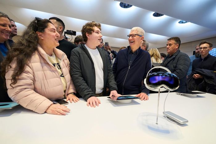 CEO Tim Cook (đeo kính, đứng giữa) có mặt tại cửa hàng Apple Store New York trong ngày mở bán Vision Pro. (Ảnh: X)