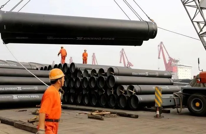 Công nhân điều khiển cần cẩu nâng ống sắt dẻo xuất khẩu tại cảng ở Liên Vân Cảng, tỉnh Giang Tô, Trung Quốc ngày 30/6/2019.
