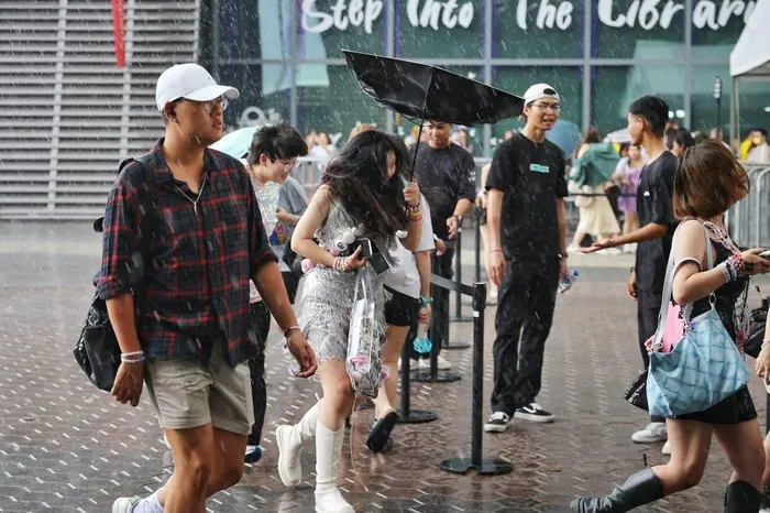  Thời tiết ở Singapore bất ngờ đổ mưa lớn trong khoảng 10 phút. Nhiều người bị ướt vì không mang theo ô. Tuy vậy, sau cơn mưa, không khí rất mát mẻ.