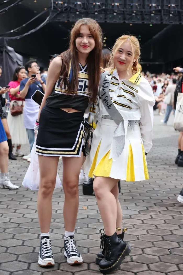  Natalie Bell (trái) và Cherise Wong (phải) mặc trang phục thể thao lấy cảm hứng từ MV You Belong With Me năm 2009. Trong đó, Natalie cosplay đội trưởng cổ vũ cô gái lạnh lùng, còn Cherise vào vai nhân vật chính Jane giản dị trong ban nhạc. Hai nữ sinh 18 tuổi chia sẻ, họ bắt đầu lên kế hoạch cho trang phục từ tháng 6/2023. Mỗi bộ mất khoảng 6 giờ để thực hiện thủ công.