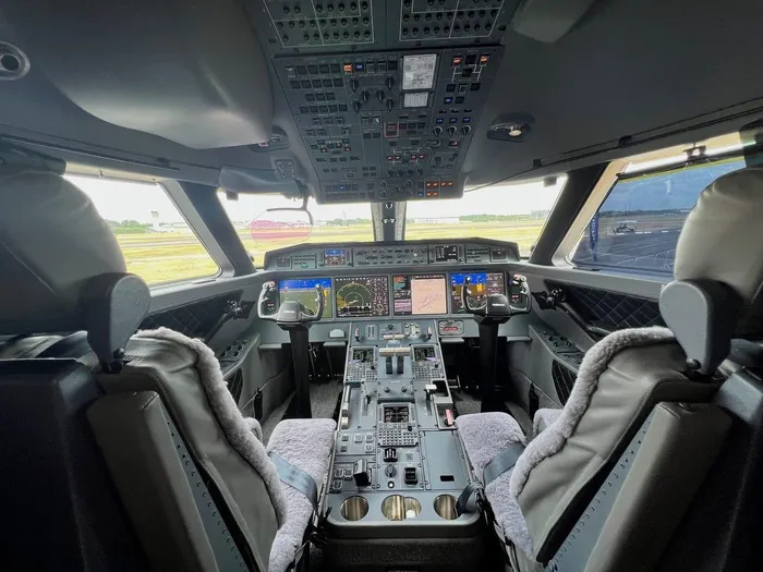  Máy bay đi kèm với công nghệ fly-by-wire (hệ thống kiểm soát bay). Do đó, G650ER có hệ thống điều khiển bay máy bay bán tự động và điều chỉnh bằng máy tính. Các phi công được ủy quyền có thể dựa vào Hệ thống tầm nhìn chuyến bay nâng cao (EFVS - Enhanced flight vision system) để hạ cánh máy bay trong điều kiện tầm nhìn hạn chế. Ảnh: Taylor Rains/Insider. 