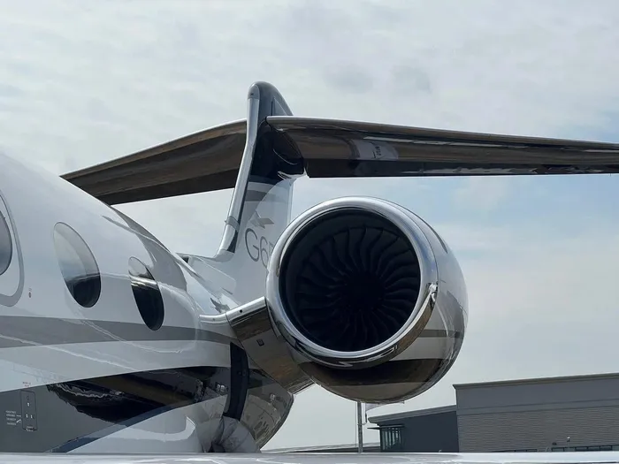  Ra mắt vào năm 2014, Gulfstream G650ER thu hút giới siêu giàu như Bill Gates, Elon Musk, Jeff Bezos và cả ngôi sao phim truyền hình thực tế Kim Kardashian. Dòng phi cơ Global 8000 aircraft của tập đoàn Bombardier (Canada) đang là đối thủ sống còn của dòng Gulfstream G650ER. Ảnh: Taylor Rains/Insider. 