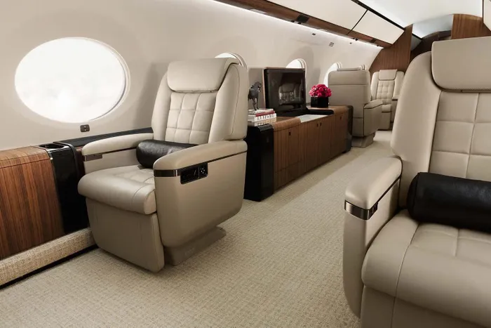  Máy bay phản lực Gulfstream của Gates có bốn khu vực để làm việc, giải trí và thư giãn. Ghế divan được làm bằng da thủ công, có thể kéo ra thành giường, theo Simple Flying. Ảnh: Gulfstream.
