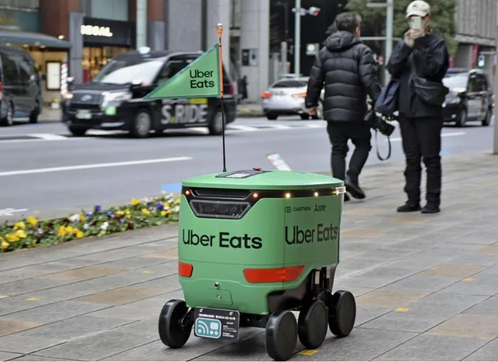 Robot giao hàng của Uber Eats. Ảnh: Kyodo