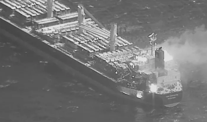 Khói bốc lên từ con tàu True Confidence bị tấn công ở biển Đỏ, hình ảnh được Bộ Tư lệnh trung tâm Mỹ đăng ngày 7-3 trên X. Ảnh: Bộ Tư lệnh trung tâm Mỹ