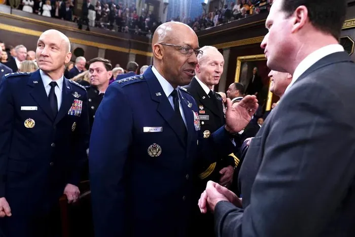  Chủ tịch Hội đồng Tham mưu trưởng Liên quân Mỹ Charles Brown Jr (người đeo kính) tại Điện Capitol. Ảnh: AP. 
